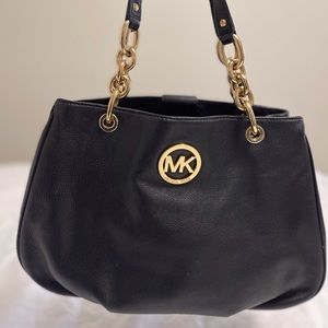 Michael Kors Fulton chain with logo large, Black. Slightly used.